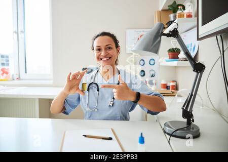 Medizinische Mitarbeiterin zeigt das Spray als ihre Top-Empfehlung Stockfoto