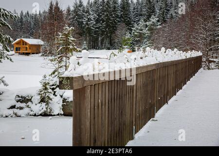 Schneemänner schließen in einer Reihe Stockfoto