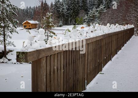 Schneemänner schließen in einer Reihe Stockfoto