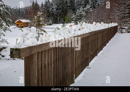 Schneemänner schließen in einer Reihe Stockfoto