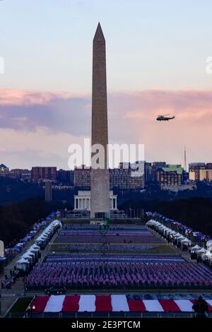 Washington, Usa. Januar 2021. Marine One mit Präsident Donald Trump und First Lady Melania Trump fliegt am Washington Monument vorbei, als sie vor der Amtseinführung des designierten US-Präsidenten Joe Biden am 20. Januar 2021 in Washington, DC, das Weiße Haus verlassen. Während der heutigen Einweihungszeremonie wird Joe Biden zum 46. Präsidenten der Vereinigten Staaten. Pool Foto von Tasos Katopodis/UPI Kredit: UPI/Alamy Live News Stockfoto