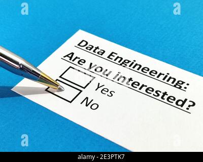 Eine Person beantwortet Fragen zum Data Engineering. Stockfoto