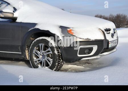 MOSKAU, RUSSLAND - 17. JANUAR 2021: Volvo XC 70 unter einer Schneeschicht. Stockfoto