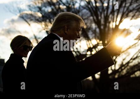 Washington, Usa. Januar 2021. US-Präsident Donald Trump gibt sich den Daumen, als er mit First Lady Melania Trump das Weiße Haus verlässt, bevor er am Mittwoch, den 20. Januar 2021, Marine One auf dem South Lawn des Weißen Hauses in Washington, DC, besteigen wird. Trump verlässt Washington mit den Amerikanern, die politisch gespaltenen und eher arbeitslos sind als als bei seiner Ankunft, während er auf sein zweites Amtsenthebungsverfahren wartet - ein schändliches Ende eines der turbulentesten Präsidentschaften in der amerikanischen Geschichte. Pool Foto von Al Drago/UPI Kredit: UPI/Alamy Live Nachrichten Stockfoto