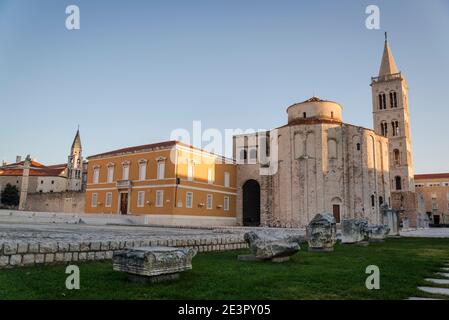Kirche St. Donatus, 9. Jahrhundert vorromanische Kirche, und archäologische Überreste aus dem Forum Romanum, Zadar, Dalmatien, Kroatien Stockfoto