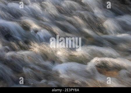 Fließende Bewegung über die Steine im Fluss Stockfoto