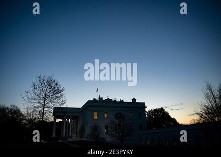 Washington, DC, USA. Januar 2021. Das Weiße Haus im Morgengrauen, in Washington, DC, USA, am Mittwoch, 20. Januar 2021. Quelle: Al Drago/Pool via CNP, weltweite Nutzung Quelle: dpa/Alamy Live News Stockfoto