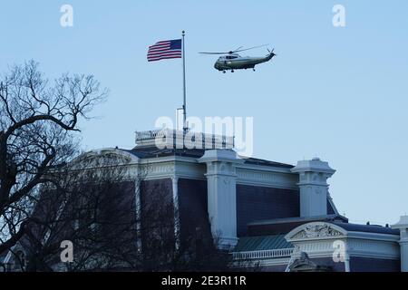 Washington, Usa. Januar 2021. Marine ein Hubschrauber mit US-Präsident Donald Trump und First Lady Melania Trump verlässt das Weiße Haus für ihre letzte Reise in Washington, DC am Mittwoch, 20. Januar 2021. Trump bricht die Tradition, indem er nicht an der Eröffnung seines Nachfolgers teilnimmt. Foto von Richard Ellis/UPI Credit: UPI/Alamy Live News Stockfoto