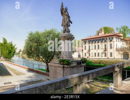 Statue und antikes Gebäude auf dem Fussgängerradweg von Cassinetta di Lugagnano, Lombardei, Italien. Stockfoto