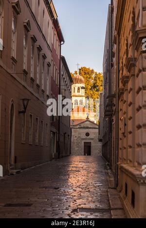 Verlassene Straße, die zur Kirche der Madonna der Gesundheit, Zadar, Dalmatien, KroatienZadar, Dalmatien, Kroatien führt Stockfoto