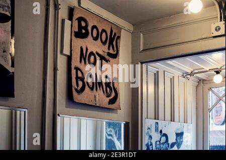 USA / Kalifornien / San Francisco / Buchhandlungen /Zeichenbücher keine Bomben im unabhängigen Buchladen City Lights in San Francisco Stockfoto