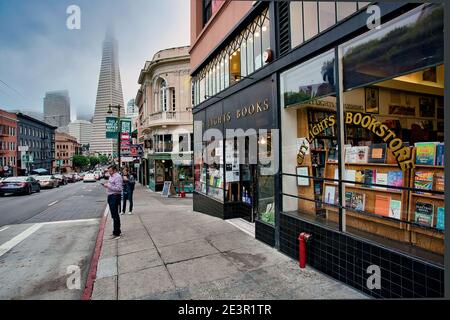 City Lights Bookstore, San Francisco, und im Hintergrund das Transamerica-Gebäude. Stockfoto