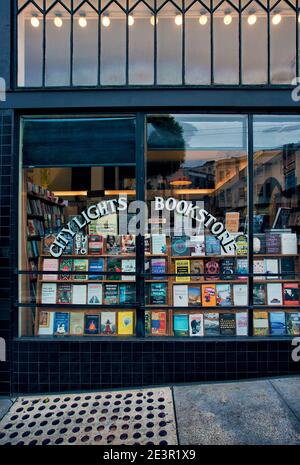USA / Kalifornien / San Francisco / Buchhandlungen /Fensterdisplay des unabhängigen Buchhänders City Lights in San Francisco . Stockfoto