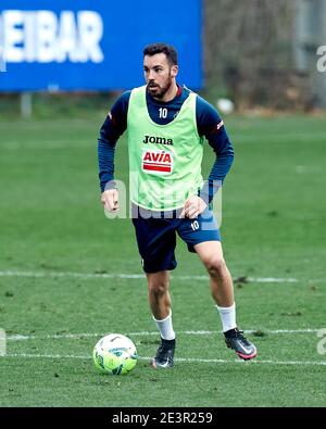 Mondragon, Spanien. Januar 2021, 20. Edu Exposito von SD Eibar in Aktion während der SD Eibar Trainingseinheit in der Sportstadt Atxabalpe. Spanien Kredit: Stockfoto