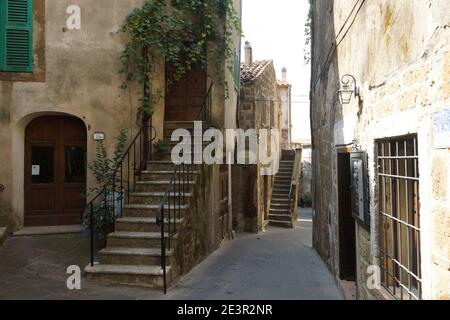 Straße in der alten historischen Touristenstadt Pitigliano. Pitigliano, Provinz Grosseto, Italien, Toskana. Stockfoto