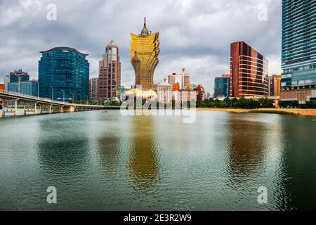 Macau, China Skyline mit Casinos am See. Stockfoto