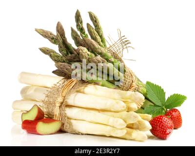 Spargel Bundles mit Erdbeeren und Rhabarber auf weißem Hintergrund Stockfoto