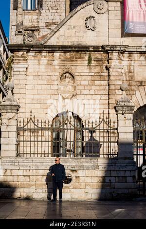 Mann, der vor der St. Lawrence Kirche, Volksplatz, Zadar, Dalmatien, Kroatien steht Stockfoto