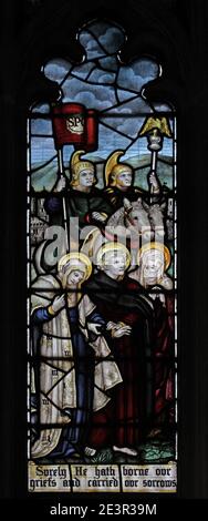 Ein Buntglasfenster von C E Kempe & Co., das Mary, St. John Evangelist und Mary Cleophas, St Andrew's Church, Weissendine, Rutland zeigt Stockfoto
