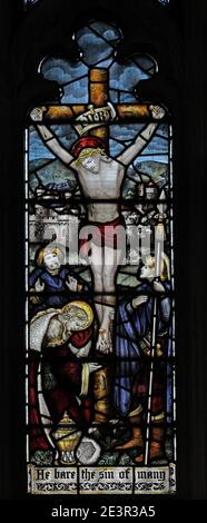 Ein Buntglasfenster von C E Kempe & Co. Mit Darstellung der Kreuzigung, St. Andrew's Church, Weissendine, Rutland Stockfoto