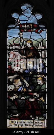 Ein Buntglasfenster von C E Kempe & Co., das Soldaten bei der Kreuzigung Christi beim Würfelspielen zeigt, St Andrew's Church, Weissendine, Rutland Stockfoto