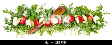 Tomate Mozzarella Panorama mit Olivenöl auf Rakete Salat isoliert Auf weißem Hintergrund Stockfoto