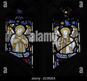 Ein Buntglasfenster von C E Kempe & Co., das Engel zeigt, St Andrew's Church, Weissendine, Rutland Stockfoto