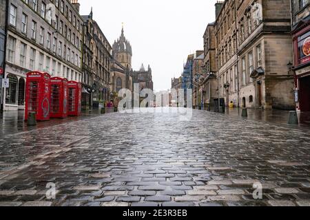 Edinburgh, Schottland, Großbritannien. 20. Januar 2021. Blick auf ruhige Straßen im Stadtzentrum von Edinburgh am Tag, nachdem der erste Minister Nicola Sturgeon angekündigt hatte, dass die nationale Sperre bis Februar verlängert werden würde. Die Straßen sind sehr ruhig und es gibt keine Geschäfte, die nicht unbedingt notwendig sind. Bild: Die Royal Mile in der Altstadt ist fast menschenleer. Iain Masterton/Alamy Live News Stockfoto