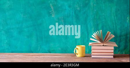 Geöffnetes Buch und Stapel von Buch, Lesen, Bildung, Home Office, zurück zur Schule Konzept, freie Kopieplatz Stockfoto