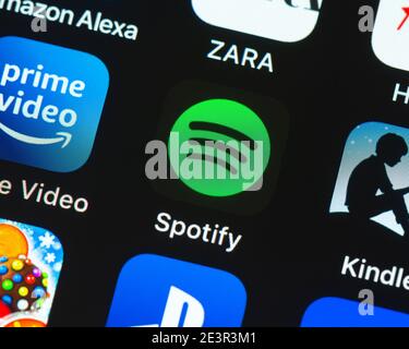 Spotify-App-Symbol auf dem Apple iPhone-Bildschirm. Spotify ist ein schwedisches Unternehmen für Audio-Streaming und Mediendienste. Stockfoto