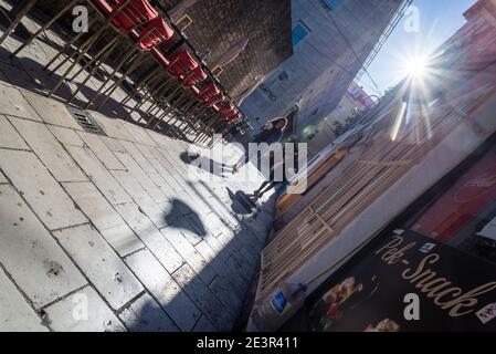 Zwei junge Frauen zu Fuß in einer engen, Fußgängerzone mit Cafés im Freien, Zadar, Dalmatien, Kroatien Stockfoto