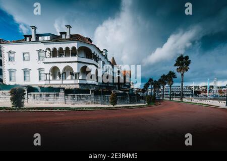 Schöne Straße mit Palmen gesäumt in Cascais Portugal. Cascais ist ein beliebter Urlaubsort für portugiesische und ausländische Touristen. Stockfoto