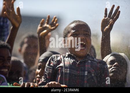 (210120) -- ADDIS ABEBA, 20. Januar 2021 (Xinhua) -- die Menschen feiern Timket, das jährliche äthiopische Epiphaniefest, am 19. Januar 2021 in Addis Abeba, Äthiopien. Die äthiopische Epiphanie, die weitgehend als eine der hoch bewerteten öffentlichen Veranstaltungen Äthiopiens gilt, ist eine dreitägige Angelegenheit, die besondere religiöse und kulturelle Aktivitäten umfasst. (Xinhua/Michael Tewelde) Stockfoto