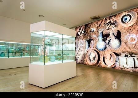 Antike römische Glasurnen, vom 1. Bis 3. Jahrhundert n. Chr., Museum für antikes Glas, Zadar, Dalmatien, Kroatien Stockfoto