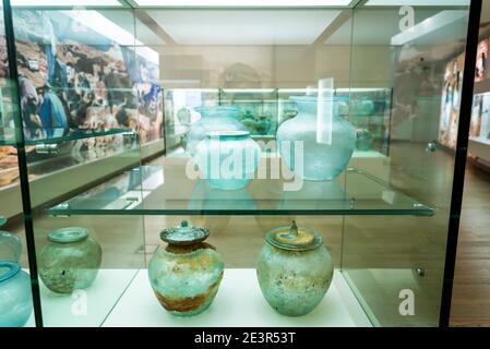 Antike römische Glasurnen, vom 1. Bis 3. Jahrhundert n. Chr., Museum für antikes Glas, Zadar, Dalmatien, Kroatien Stockfoto