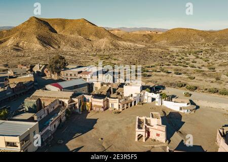 Drohne über Ansicht von Tabernas Desert Landscape Texas Hollywood Fort Bravo der Themenpark im westlichen Stil in Almeria Andalusien Spanien Europa Stockfoto