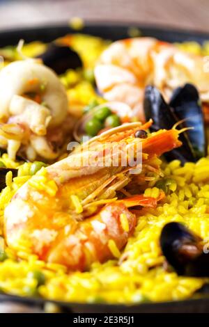 Spanische Paella mit Meeresfrüchten auf einer Pfanne. Hochwertige Fotos. Stockfoto