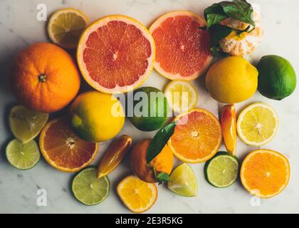 Bunte Frucht Hintergrund Draufsicht. Mischung aus roter Orange, Limette, Zitrone, Grapefruit sind auf weißem Hintergrund. Frische Zitrusfrüchte reich an Vitaminen, saftige fru Stockfoto