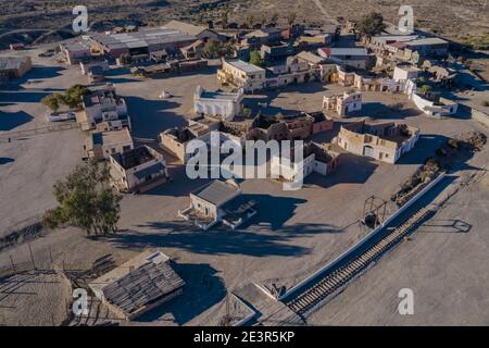 Drohne über Ansicht von Tabernas Desert Landscape Texas Hollywood Fort Bravo der Themenpark im westlichen Stil in Almeria Andalusien Spanien Europa Stockfoto