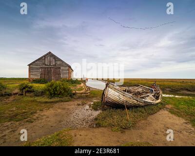 Thornham alten Hafen verkommen Boote und Sumpf North Norfolk Stockfoto