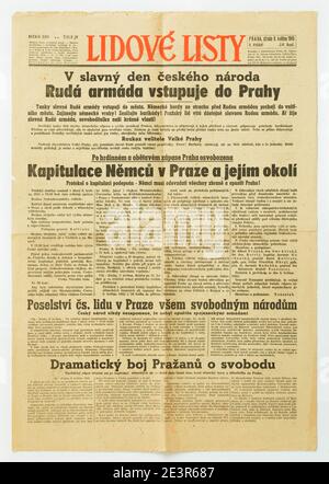 Die tschechoslowakische Zeitung "Lidové listy" ("People Papers") erschien am 9. Mai 1945 mit Bekanntmachungen über die Kapitulation der deutschen Nazi-Truppen in Prag und Umgebung und über den Eintritt der Roten Armee in Prag. Die erste Zeile in tschechischer Sprache bedeutet: Am glorreichen Tag der tschechischen Nation tritt die Rote Armee in Prag ein. Die zweite Zeile bedeutet: Prag wird nach dem heldenhaften und opferbereiten Kampf befreit. Die Kapitulation der Deutschen in Prag und Umgebung. Das Protokoll der Kapitulation ist unterzeichnet. Die Deutschen müssen die Waffen niederlegen und Prag verlassen! Der vollständige Text des Protokolls Stockfoto