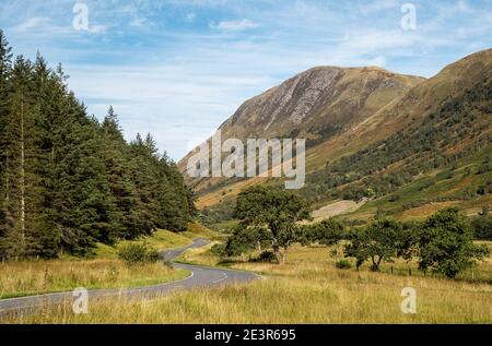 Glen Nevis Schottland im Sommer. Die Straße schlängelt sich durch die wunderschöne schottische Landschaft unter den unteren Hängen des Ben Nevis. Stockfoto