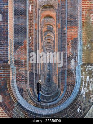 Das Balcombe Viadukt oder Ouse Valley Viadukt Sussex trägt die London nach Brighton Bahnlinie über 37 Backsteinbögen UK Stockfoto