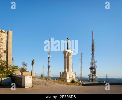 Jesus Christus Statue umgeben von unschönen Handy-Sender Masten auf dem Berg Toro, dem höchsten Punkt auf der Insel Menorca, Spanien Stockfoto