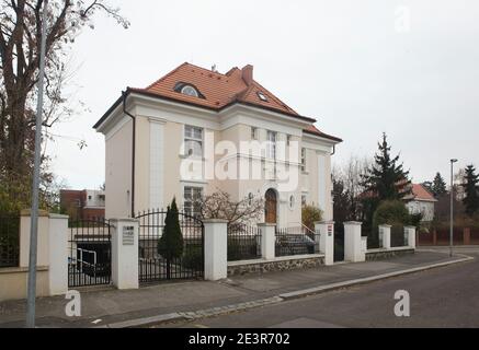 Haus, in dem der Nazi-Kriegsverbrecher Adolf Eichmann im Bezirk Střešovice in Prag, Tschechien, lebte. Einer der Hauptorganisatoren des Holocaust Adolf Eichmann lebte hier mit seiner Familie von 1939 bis 1945 während des Zweiten Weltkriegs Die Villa, die früher im Besitz des tschechoslowakischen Industriellen Rudolf Fišer war, wurde in den 1920er Jahren an der Ecke der Straßen Dělostřelecká und U laboratoře im Viertel Ořechovka erbaut. Stockfoto