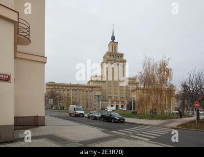 Hotel International vom tschechischen Architekten František Jeřábek im Stadtteil Dejvice in Prag, Tschechische Republik. Das von sowjetischer stalinistischer Architektur inspirierte Hotel wurde 1952-1956 erbaut. Stockfoto