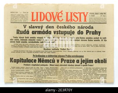 Die tschechoslowakische Zeitung "Lidové listy" ("People Papers") erschien am 9. Mai 1945 mit Bekanntmachungen über die Kapitulation der deutschen Nazi-Truppen in Prag und Umgebung und über den Eintritt der Roten Armee in Prag. Die erste Zeile in tschechischer Sprache bedeutet: Am glorreichen Tag der tschechischen Nation tritt die Rote Armee in Prag ein. Die zweite Zeile bedeutet: Prag wird nach dem heldenhaften und opferbereiten Kampf befreit. Die Kapitulation der Deutschen in Prag und Umgebung. Das Protokoll der Kapitulation ist unterzeichnet. Die Deutschen müssen die Waffen niederlegen und Prag verlassen! Der vollständige Text des Protokolls Stockfoto