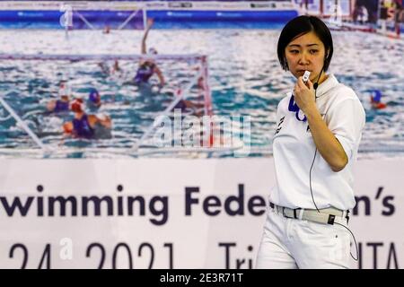 TRIEST, ITALIEN - JANUAR 20: Schiedsrichter Asumi Tsuzaki während des Spiels zwischen Ungarn und Kasachstan bei den Frauen Wasserball Olympischen Spielen Qualifikation T Stockfoto