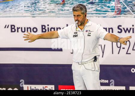 TRIEST, ITALIEN - JANUAR 20: Schiedsrichter Alessandro Severo während des Spiels zwischen Ungarn und Kasachstan bei den Frauen Wasserball Olympischen Spielen Qualificati Stockfoto