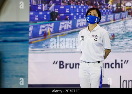 TRIEST, ITALIEN - JANUAR 20: Schiedsrichter Asumi Tsuzaki während des Spiels zwischen Ungarn und Kasachstan bei den Frauen Wasserball Olympischen Spielen Qualifikation T Stockfoto